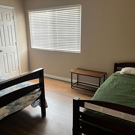 Serene 2Bed 1Bath Condo With Parking Fresno Exterior foto